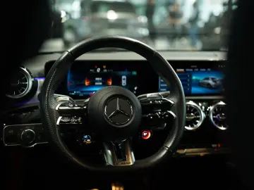 MERCEDES-BENZ A 35 AMG 4M 2H  BURM Night-II Pano HUD…