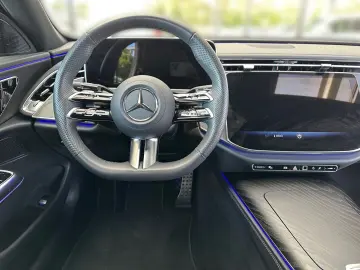 MERCEDES-BENZ E 200 AMG Navi LED Kam PTS Distr. Night 20 AMG