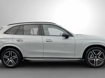 MERCEDES-BENZ 220 d 4M AMG Night Standhz Pano AHK HUD 360