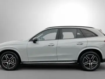 MERCEDES-BENZ 220 d 4M AMG Night Standhz Pano AHK HUD 360