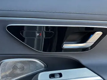 MERCEDES-BENZ E 300 e AMG Pano Superscreen Sitzklima…