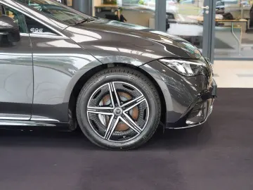MERCEDES-BENZ EQE 300 AMG Line Panorama rote Gurte K…