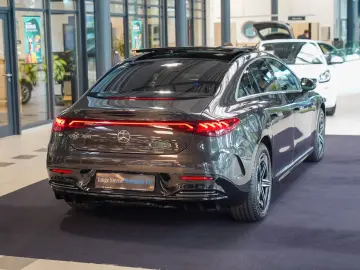 MERCEDES-BENZ EQE 300 AMG Line Panorama rote Gurte K…