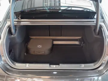 MERCEDES-BENZ EQE 300 AMG Line Panorama rote Gurte K…