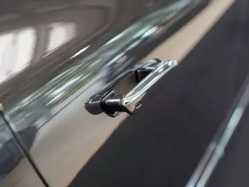 MERCEDES-BENZ EQE 300 AMG Line Panorama rote Gurte K…