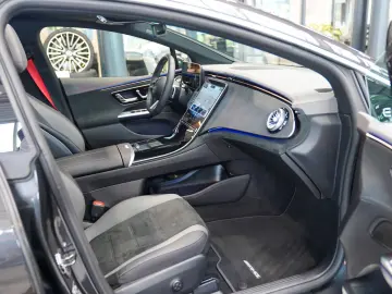 MERCEDES-BENZ EQE 300 AMG Line Panorama rote Gurte K…