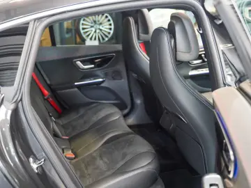 MERCEDES-BENZ EQE 300 AMG Line Panorama rote Gurte K…