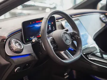 MERCEDES-BENZ EQE 300 AMG Line Panorama rote Gurte K…