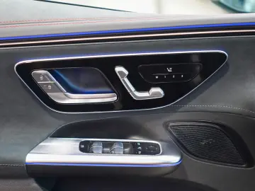 MERCEDES-BENZ EQE 300 AMG Line Panorama rote Gurte K…