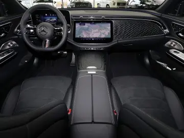 MERCEDES-BENZ E 220 d AMG MBUX DIG-LED 360 K Pano Di…