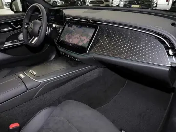 MERCEDES-BENZ E 220 d AMG MBUX DIG-LED 360 K Pano Di…