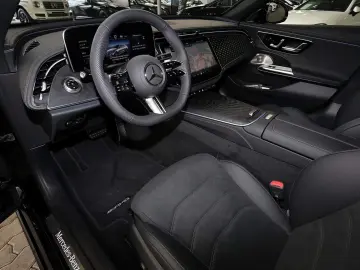MERCEDES-BENZ E 220 d AMG MBUX DIG-LED 360 K Pano Di…