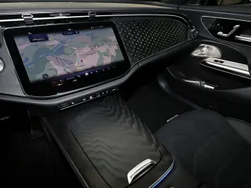 MERCEDES-BENZ E 220 d AMG MBUX DIG-LED 360 K Pano Di…