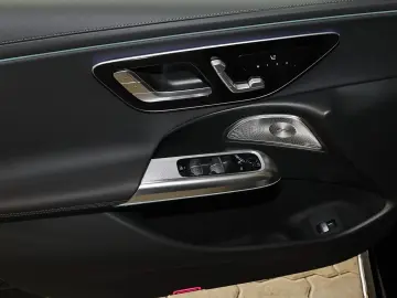 MERCEDES-BENZ E 220 d AMG MBUX DIG-LED 360 K Pano Di…