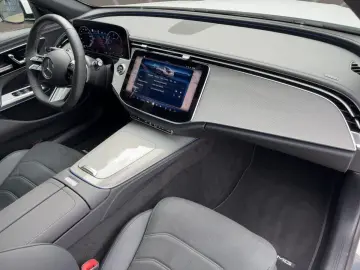 MERCEDES-BENZ E 220d Limousine AMG-LINE PANO DIGI.LI…