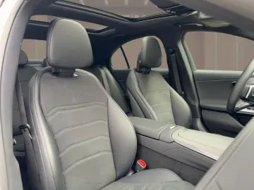 MERCEDES-BENZ E 220d Limousine AMG-LINE PANO DIGI.LI…