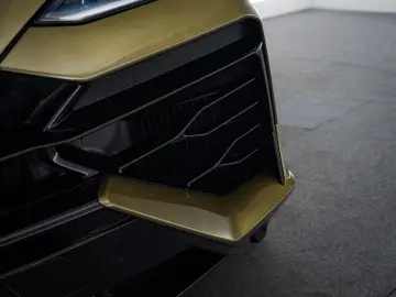 LAMBORGHINI Urus SE   Black painted roof   Verde Gea Lucido