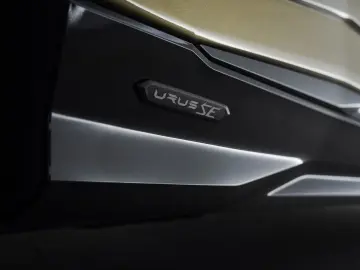 LAMBORGHINI Urus SE   Black painted roof   Verde Gea Lucido