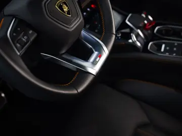 LAMBORGHINI Urus SE   Black painted roof   Verde Gea Lucido