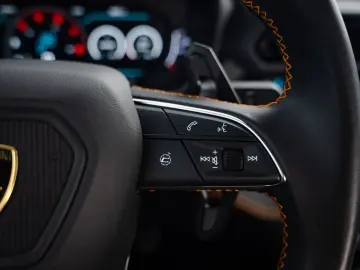 LAMBORGHINI Urus SE   Black painted roof   Verde Gea Lucido