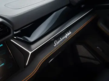 LAMBORGHINI Urus SE   Black painted roof   Verde Gea Lucido