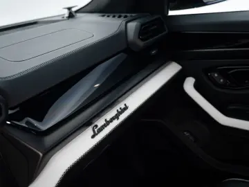 LAMBORGHINI Urus SE I Black painted roof   Xpel Stealth   Ak