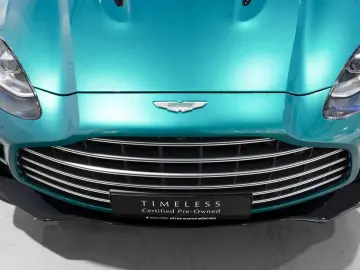 ASTON MARTIN DBX 707 -Podium Green-