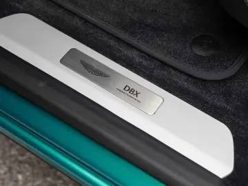 ASTON MARTIN DBX 707 -Podium Green-