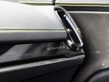 ASTON MARTIN DBX 707 -Podium Green-