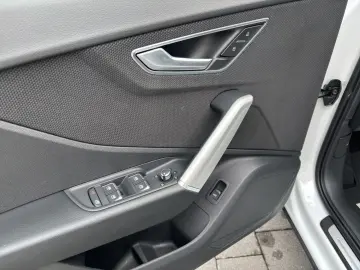 AUDI Q2 40 TFSI quattro S-LINE LED AHK LEDER NAVI-PLU