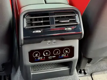 BMW M5 Hybrid M Drivers Package  305 km h  Carbon