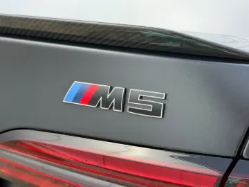 BMW M5 Hybrid M Drivers Package  305 km h  Carbon