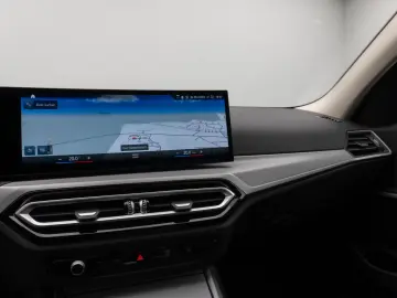 BMW 318i Sedan