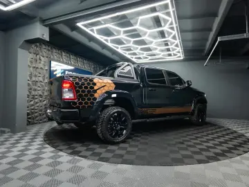 DODGE RAM 5.7 V8 HEMI 4x4 OFFROAD NIGHT-PACKET