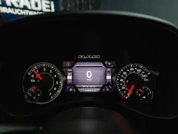 DODGE RAM 5.7 V8 HEMI 4x4 OFFROAD NIGHT-PACKET