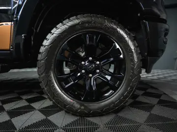 DODGE RAM 5.7 V8 HEMI 4x4 OFFROAD NIGHT-PACKET