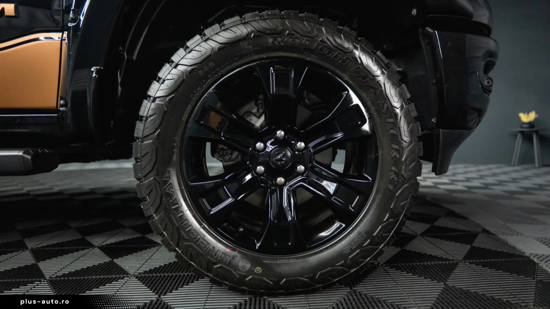 DODGE RAM 5.7 V8 HEMI 4x4 OFFROAD NIGHT-PACKET