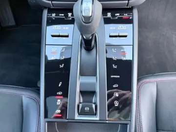 Porsche Macan GTS Pano Chrono SAGA Approved Air