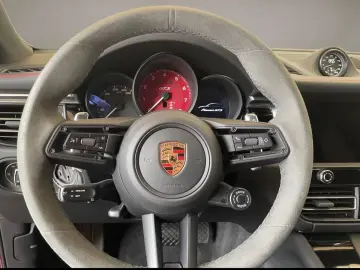 Porsche Macan GTS sports exhaust air suspension BOSE