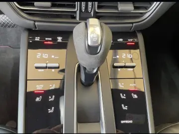Porsche Macan GTS sports exhaust air suspension BOSE