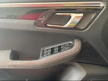 Porsche Macan GTS sports exhaust air suspension BOSE