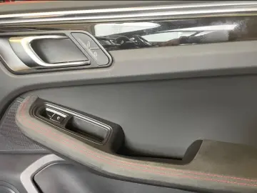 Porsche Macan GTS sports exhaust air suspension BOSE