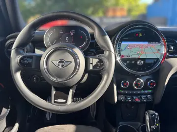 MINI Cooper 5-Türer Aut. Pano Navi LED RFK JCW Trim