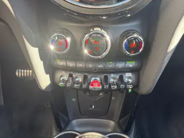 MINI Cooper 5-Türer Aut. Pano Navi LED RFK JCW Trim