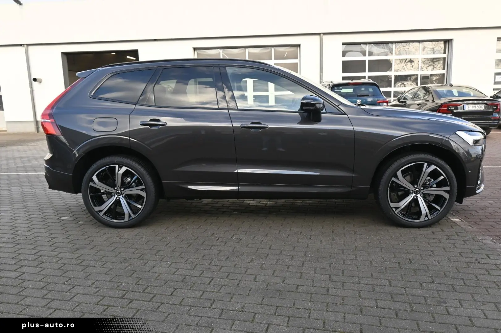 VOLVO XC60 B5 AWD Plus Dark H&K FSHZG 360  ACC AHK