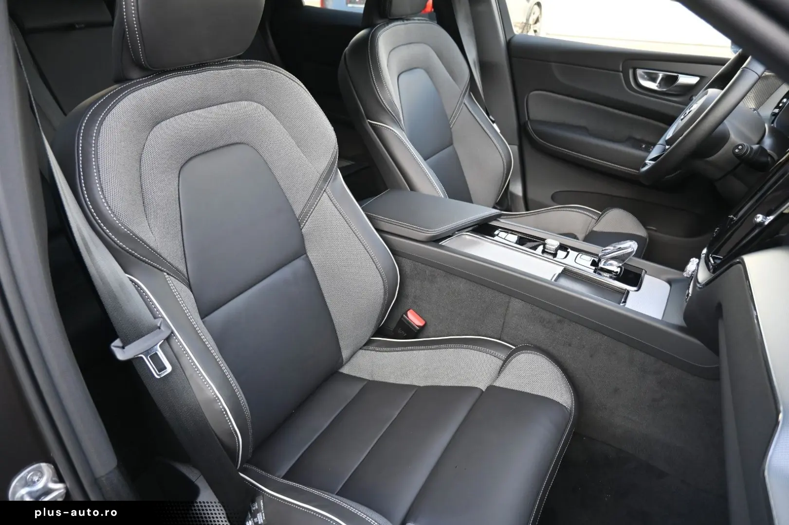 VOLVO XC60 B5 AWD Plus Dark H&K FSHZG 360  ACC AHK