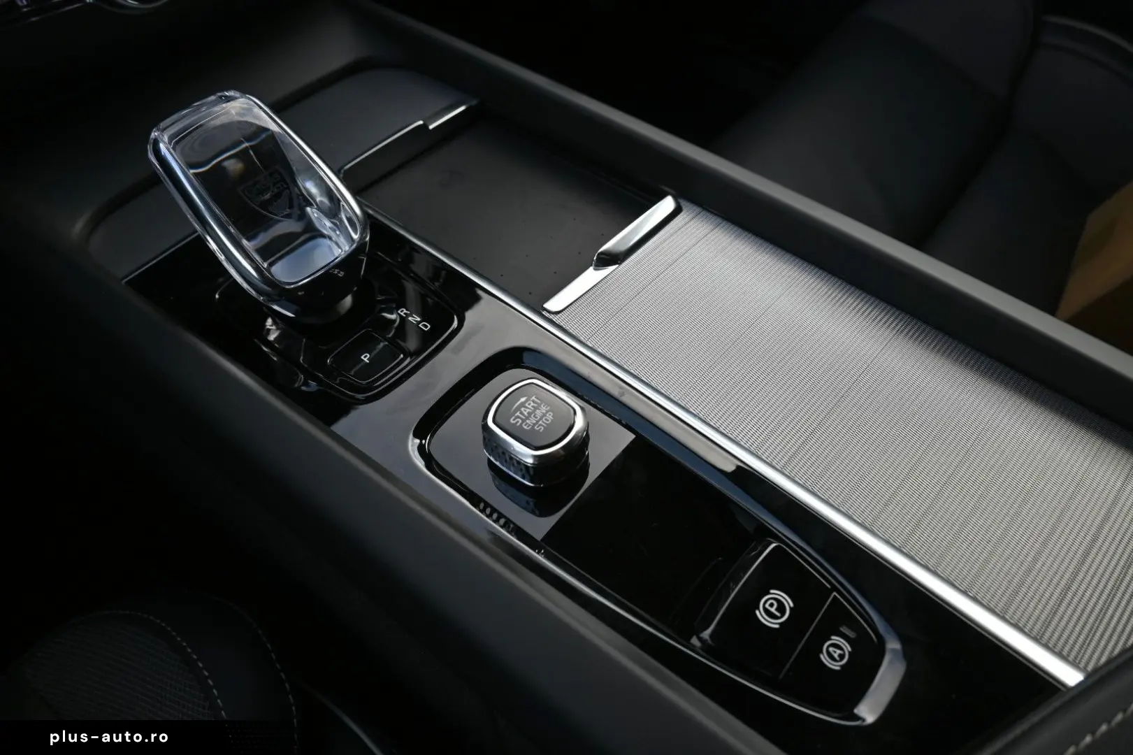 VOLVO XC60 B5 AWD Plus Dark H&K FSHZG 360  ACC AHK