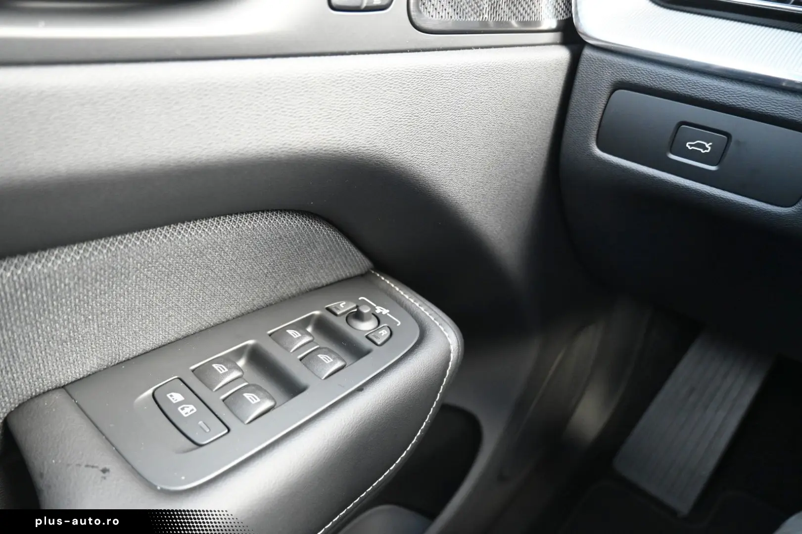 VOLVO XC60 B5 AWD Plus Dark H&K FSHZG 360  ACC AHK