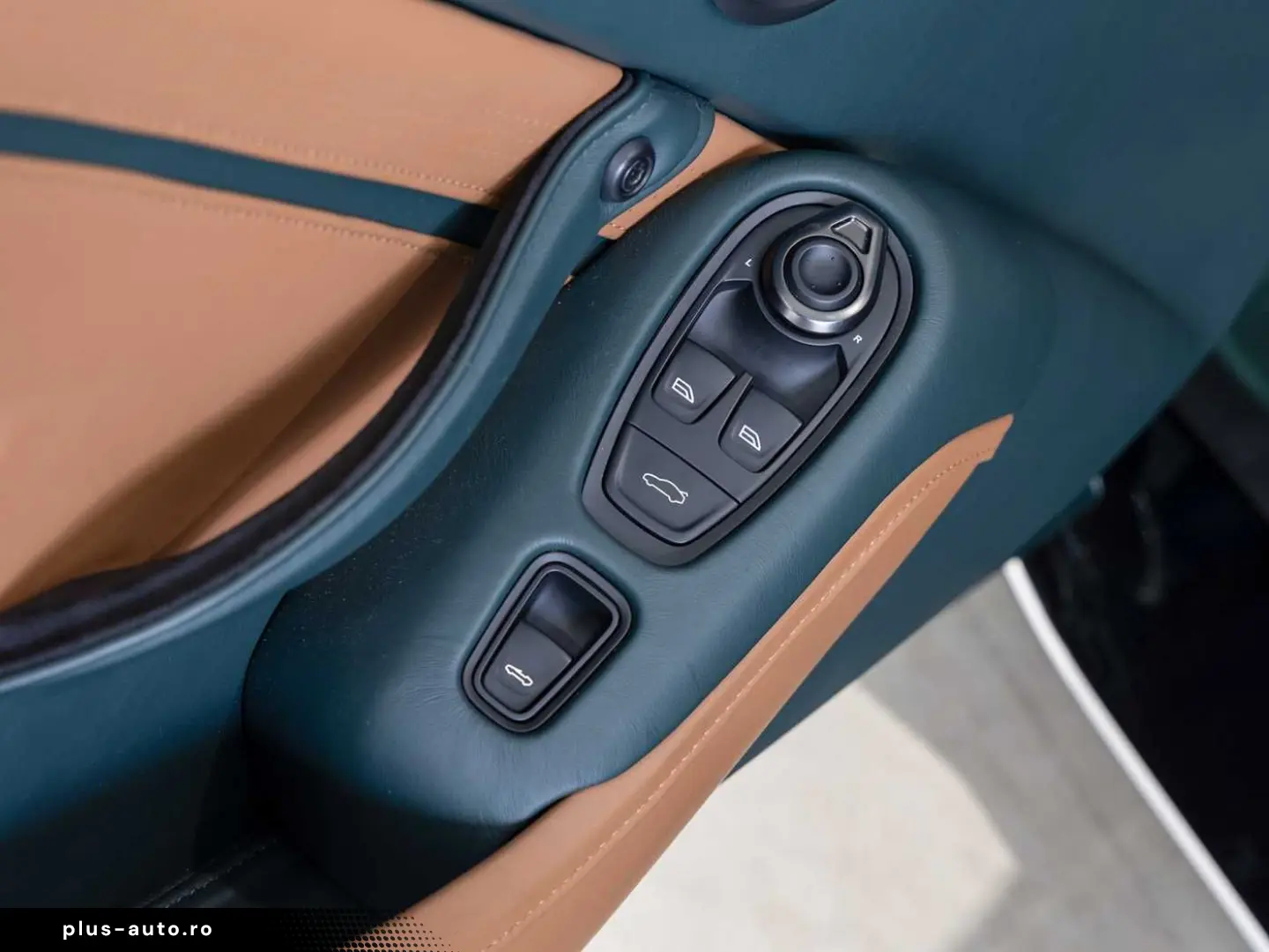 ASTON MARTIN V12 Vantage Roadster -Racing Green-