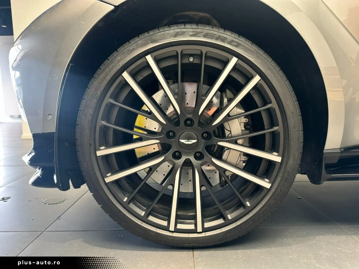 ASTON MARTIN DBX707-Aluminite Silver-Standheizung-Leder